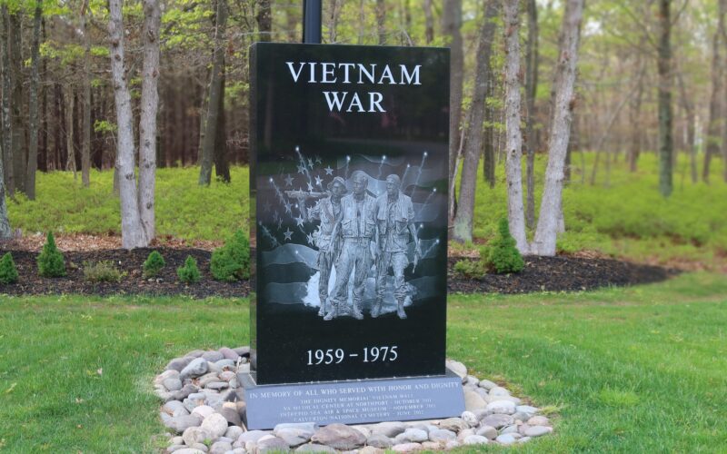 Kriget i Vietnam: Guerillakrigföring och Amerikansk Intervention